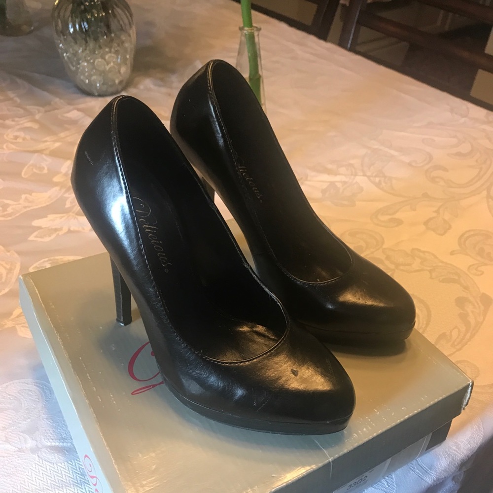 Size 6 pumps - Picture 2 of 8
